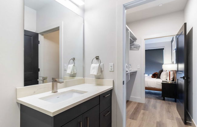 Astra Modern Midtown Retreat With Pool, Gym, & Steps to Dining & Broadway - Foto 24