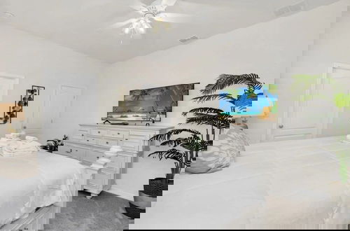 Foto 4 - Luxury 6 Bed Private Pool Home In Solterra Resort 6 Bedroom Home by RedAwning