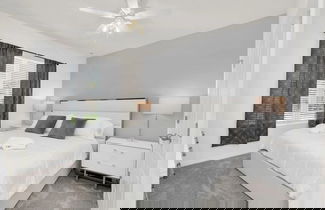 Foto 3 - Luxury 6 Bed Private Pool Home In Solterra Resort 6 Bedroom Home by RedAwning