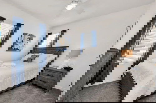 Foto 6 - Luxury 6 Bed Private Pool Home In Solterra Resort 6 Bedroom Home by RedAwning