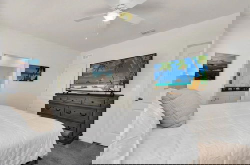 Foto 9 - Luxury 6 Bed Private Pool Home In Solterra Resort 6 Bedroom Home by RedAwning