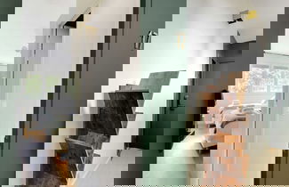 Photo 2 - Modern 