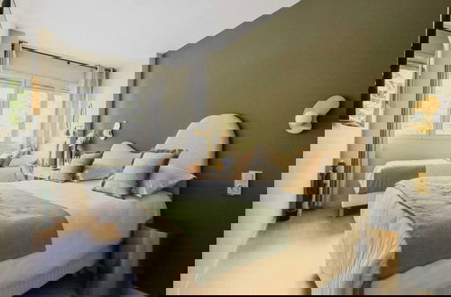 Photo 7 - Modern 
