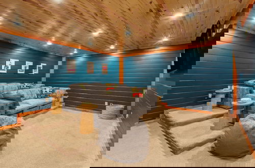 Foto 5 - Smoky Ridge Newly Renovated Cabin w Indoor Pool Game Room Theater