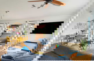 Foto 3 - Sleeps 18! 2 Homes, Hot Tub, Game Room, Walk to the Beach Haven & Hidden Grove