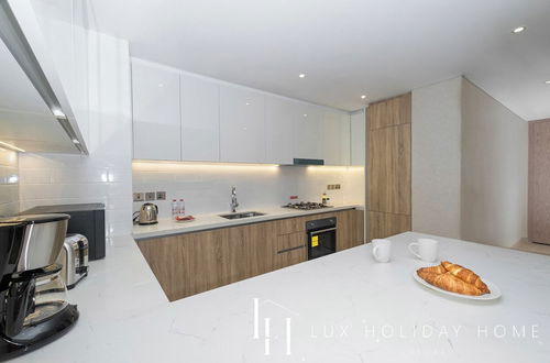 Foto 1 - LUX - Contemporary Suite with Full Marina View 5