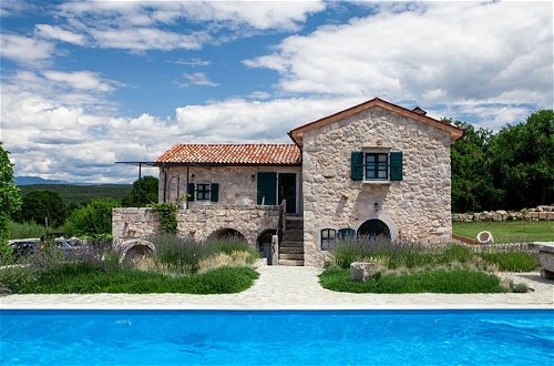 Foto 1 - Upscale Villa on an Exclusive Island in Krk With Pool