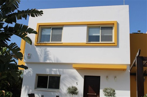 Photo 1 - Immaculate 3-bed House in Pentakomo