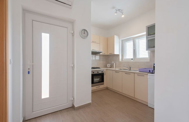 Simplistic Apartment in Neviđane near Sea Beach - Foto 8