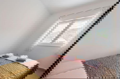 Photo 5 - Simplistic Apartment in Neviđane near Sea Beach