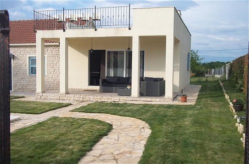Foto 1 - Attractive Holiday Home in Zadar With Private Swimming Pool