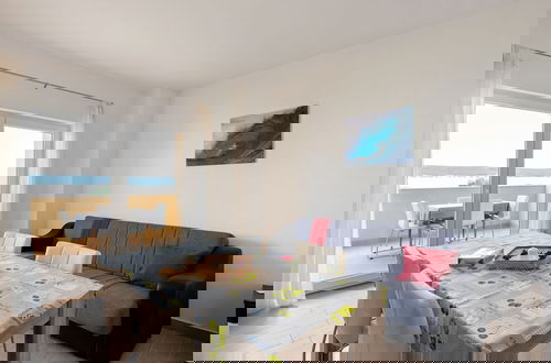 Photo 17 - Simplistic Apartment in Neviđane near Sea