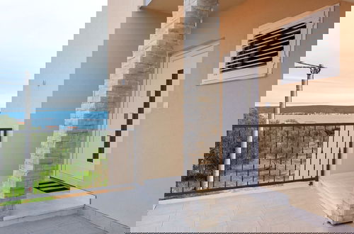 Photo 2 - Simplistic Apartment in Neviđane near Sea