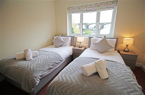 Photo 4 - 3 Bedroom Holiday Home With River Views