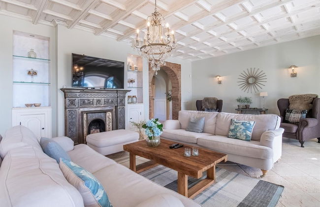 Super Villa Near Beach with Heated Pool - Foto 13