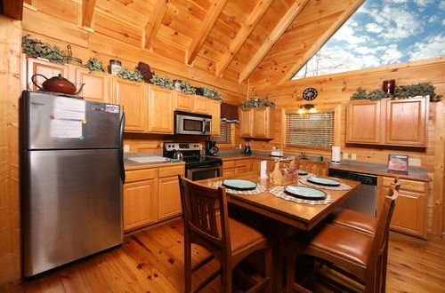 Photo 10 - Smoky Mountain Getaway - Five Bedroom Cabin