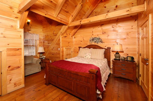 Photo 8 - Smoky Mountain Getaway - Five Bedroom Cabin