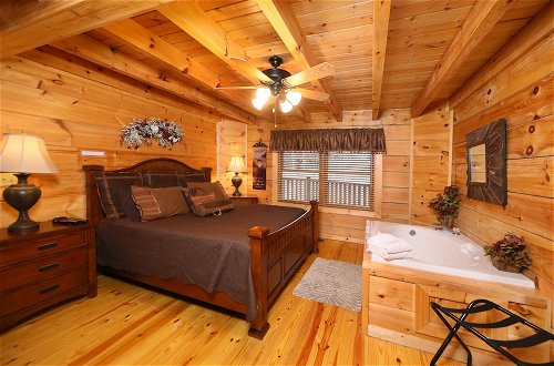 Photo 13 - Smoky Mountain Getaway - Five Bedroom Cabin