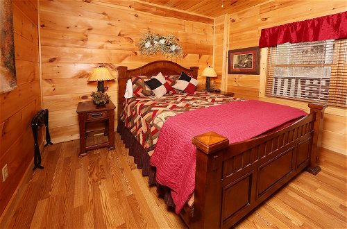 Photo 3 - Smoky Mountain Getaway - Five Bedroom Cabin