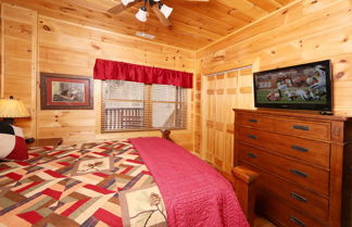 Photo 2 - Smoky Mountain Getaway - Five Bedroom Cabin