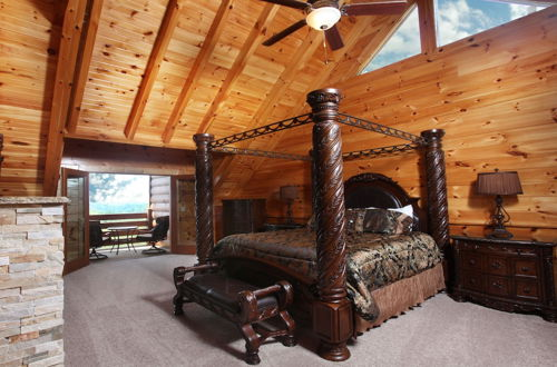Foto 5 - Serenity Mountain Pool Lodge - Nine Bedroom Cabin