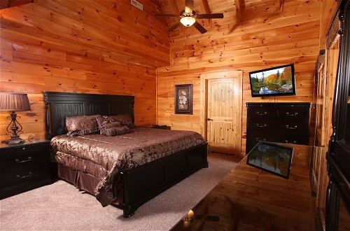 Photo 10 - Serenity Mountain Pool Lodge - Nine Bedroom Cabin