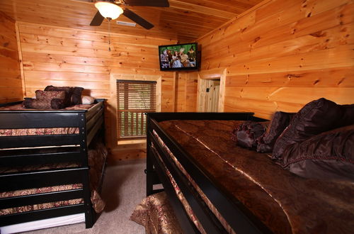 Photo 12 - Serenity Mountain Pool Lodge - Nine Bedroom Cabin