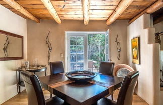 Foto 1 - La Luz - Luxurious East Side Adobe With Hot Tub and Kiva Fireplace, Walk Everywhere