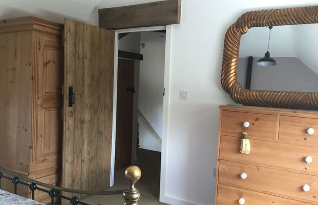 Impeccable Cottage Suitable for 2 Adults & 1 Child - Photo 2