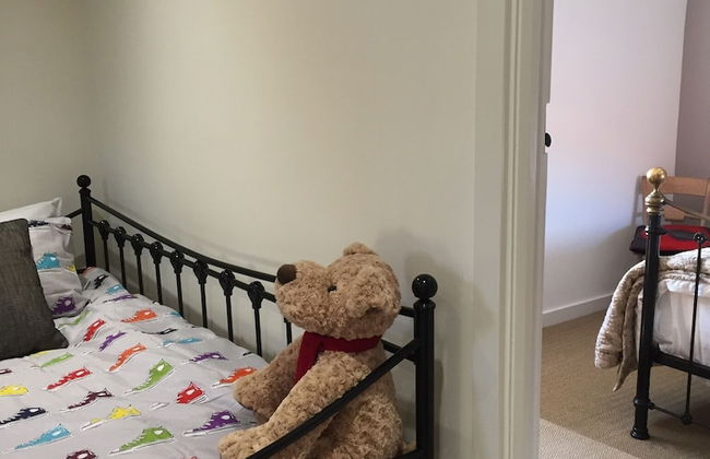 Impeccable Cottage Suitable for 2 Adults & 1 Child - Photo 3