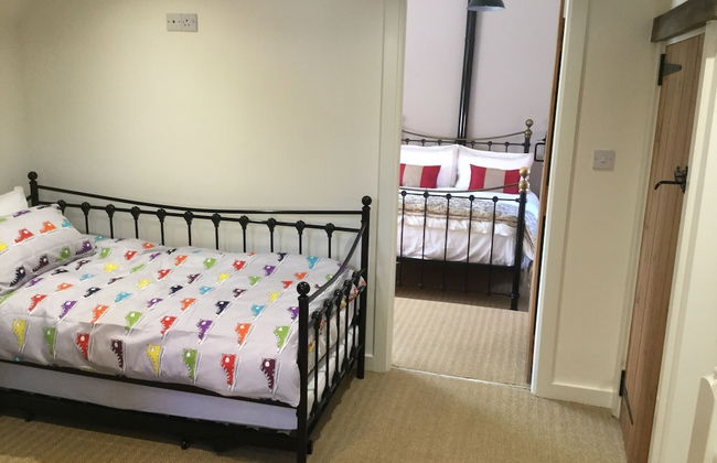 Impeccable Cottage Suitable for 2 Adults & 1 Child - Photo 5