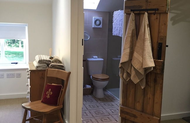 Impeccable Cottage Suitable for 2 Adults & 1 Child - Photo 4