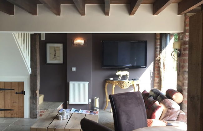 Impeccable Cottage Suitable for 2 Adults & 1 Child - Photo 13