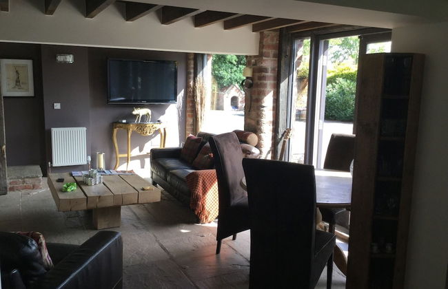 Impeccable Cottage Suitable for 2 Adults & 1 Child - Photo 15