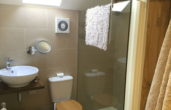 Impeccable Cottage Suitable for 2 Adults & 1 Child - Photo 17