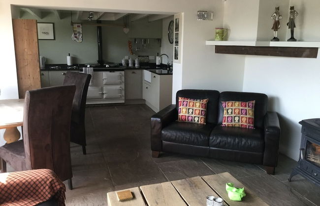 Impeccable Cottage Suitable for 2 Adults & 1 Child - Photo 14