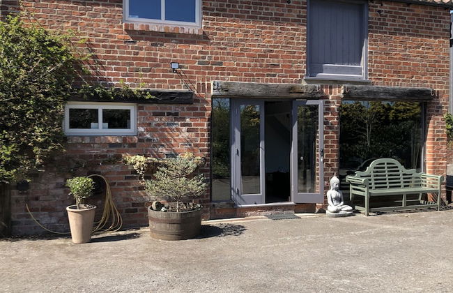 Impeccable Cottage Suitable for 2 Adults & 1 Child - Photo 1