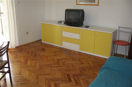 Foto 3 - Six Person Apartment With 2 Bedrooms Near the Beach in Pjescana Uvala