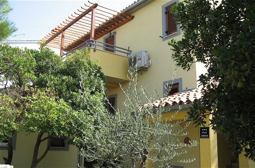 Photo 15 - Six Person Apartment With 2 Bedrooms Near the Beach in Pjescana Uvala