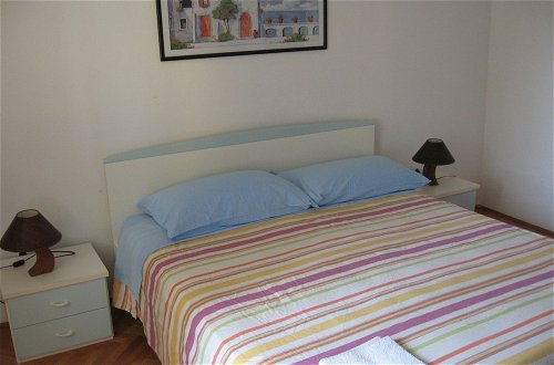 Foto 1 - Six Person Apartment With 2 Bedrooms Near the Beach in Pjescana Uvala