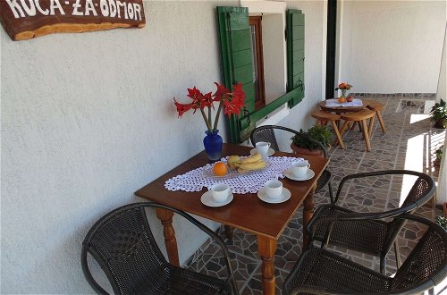 Foto 14 - Snug Holiday Home in Starigrad With Private Garden