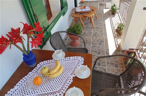 Photo 9 - Snug Holiday Home in Starigrad With Private Garden