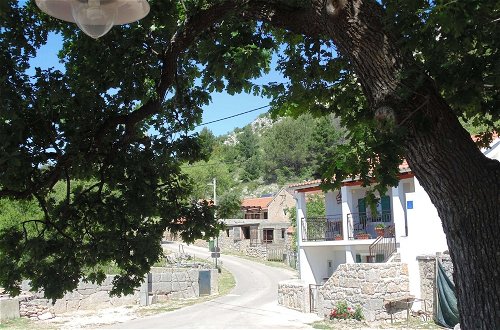 Foto 15 - Snug Holiday Home in Starigrad With Private Garden