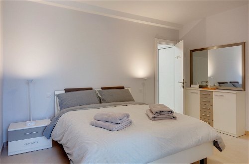 Foto 4 - Brand New Designer Finished Apartment Central Location