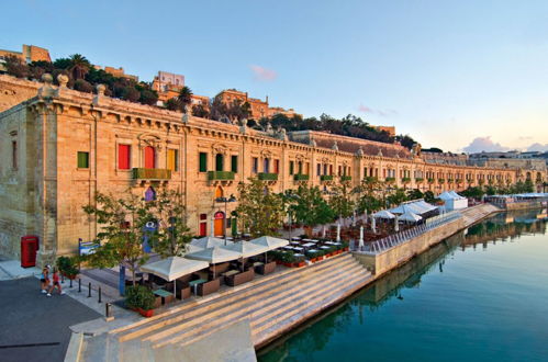 Photo 40 - Seafront Luxury Apartment With Pool