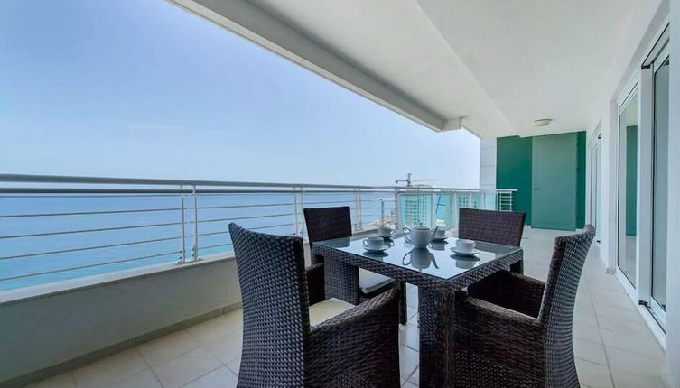 Foto 1 - Seafront Luxury Apartment, Pool and Great Location