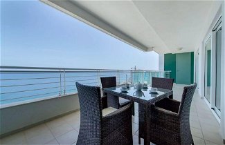 Foto 1 - Seafront Luxury Apartment, Pool and Great Location