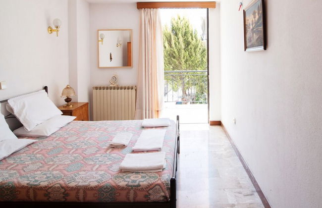 Spacious House - Photo 3