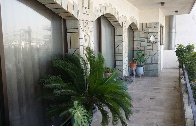 Spacious House - Photo 2