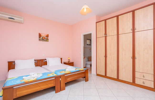 Villa Petros Large Private Pool Walk to Beach Sea Views A C Wifi Car Not Required - 180 - Foto 25